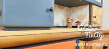 Load image into Gallery viewer, 1241 Buffetschrank Retro - Rauchblau / Orange und Gelb