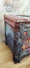 Load image into Gallery viewer, 1264 Sitztruhe / Sitzbank / Truhe "Flower Power"