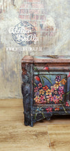 Load image into Gallery viewer, 1264 Sitztruhe / Sitzbank / Truhe "Flower Power"