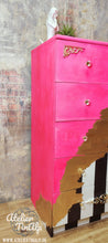 Load image into Gallery viewer, 1253 Sideboard / Kommode Neonpink, Gold mit Streifen