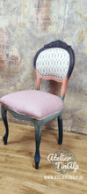 Load image into Gallery viewer, 1267 Stuhl mit Farbverlauf mit individuellen Polstern Thema Katze