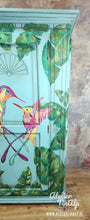 Load image into Gallery viewer, 1263 - farbenfroher Kleiderschrank mit Kolibris (Vogel-Motiv) im tropischen Look