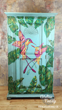 Load image into Gallery viewer, 1263 - farbenfroher Kleiderschrank mit Kolibris (Vogel-Motiv) im tropischen Look