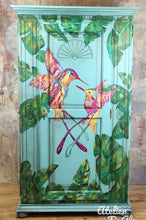 Load image into Gallery viewer, 1263 - farbenfroher Kleiderschrank mit Kolibris (Vogel-Motiv) im tropischen Look