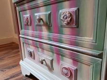 Load image into Gallery viewer, Dixie Belle Kreidefarbe in Peony (Pink)