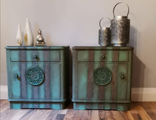 Load image into Gallery viewer, Dixie Belle Kreidefarbe in Collard Greens (dunkles Grün mit schwarzen Unterton)