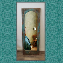 Load image into Gallery viewer, Dixie Belle Kreidefarbe in Mermaid Tail (leuchtendes Türkis)