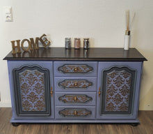 Load image into Gallery viewer, Dixie Belle Kreidefarbe in Blueberry (helles Blau mit einem grauen Unterton)