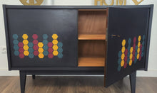 Load image into Gallery viewer, Dixie Belle Kreidefarbe in Plum Crazy (dunkles Pink mit Lila Unterton)