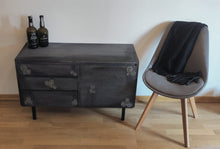 Load image into Gallery viewer, Dixie Belle Kreidefarbe in Gravel Road (warmes dunkeles Grau)