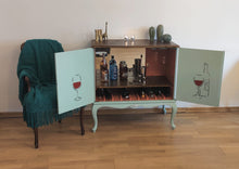 Load image into Gallery viewer, 1045 Barschrank / Weinbar in hellblau mit Strichzeichnung