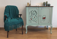 Load image into Gallery viewer, 1045 Barschrank / Weinbar in hellblau mit Strichzeichnung