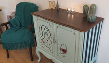 Load image into Gallery viewer, 1045 Barschrank / Weinbar in hellblau mit Strichzeichnung