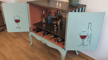 Load image into Gallery viewer, 1045 Barschrank / Weinbar in hellblau mit Strichzeichnung