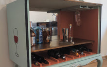 Load image into Gallery viewer, 1045 Barschrank / Weinbar in hellblau mit Strichzeichnung