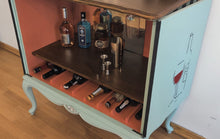 Load image into Gallery viewer, 1045 Barschrank / Weinbar in hellblau mit Strichzeichnung