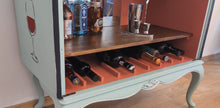Load image into Gallery viewer, 1045 Barschrank / Weinbar in hellblau mit Strichzeichnung