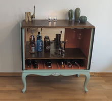 Load image into Gallery viewer, 1045 Barschrank / Weinbar in hellblau mit Strichzeichnung