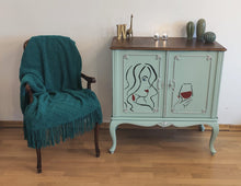 Load image into Gallery viewer, 1045 Barschrank / Weinbar in hellblau mit Strichzeichnung