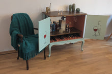 Load image into Gallery viewer, 1045 Barschrank / Weinbar in hellblau mit Strichzeichnung