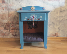 Load image into Gallery viewer, 1110 Katzenhöhle / Nachttisch Kombination im farbenfrohen Candy Skull Design