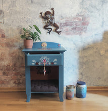 Load image into Gallery viewer, 1110 Katzenhöhle / Nachttisch Kombination im farbenfrohen Candy Skull Design