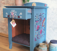 Load image into Gallery viewer, 1110 Katzenhöhle / Nachttisch Kombination im farbenfrohen Candy Skull Design