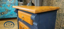 Lade das Bild in den Galerie-Viewer, 1134 - Nachttisch in Holzoptik / Dunkelblau