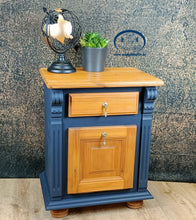 Lade das Bild in den Galerie-Viewer, 1134 - Nachttisch in Holzoptik / Dunkelblau