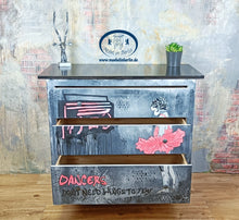 Load image into Gallery viewer, 1158 Kommode Street Art Dance