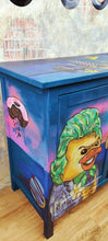 Load image into Gallery viewer, 1226 Sideboard "Comicente" handbemalt mit Quietscheenten und Donuts