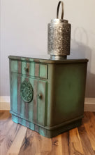 Load image into Gallery viewer, Dixie Belle Kreidefarbe in Evergreen (leuchtendes Grün)