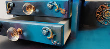 Load image into Gallery viewer, 0912 - königlicher Schminktisch als blauer Hingucker
