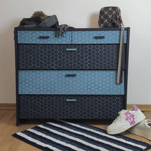 Load image into Gallery viewer, Dixie Belle - Silk All in One Farbe in Harbor (leuchtendes Blau)