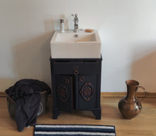 Load image into Gallery viewer, 1032 Antiker Waschbeckenschrank mit Aufsatzwaschbecken