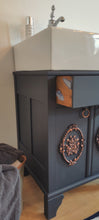 Load image into Gallery viewer, 1032 Antiker Waschbeckenschrank mit Aufsatzwaschbecken