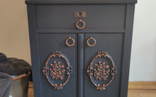 Load image into Gallery viewer, 1032 Antiker Waschbeckenschrank mit Aufsatzwaschbecken