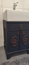 Load image into Gallery viewer, 1032 Antiker Waschbeckenschrank mit Aufsatzwaschbecken