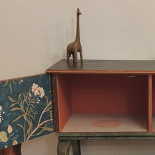 Load image into Gallery viewer, 1042 Beistellschrank Shabby mit Motiv