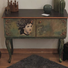 Load image into Gallery viewer, Dixie Belle Kreidefarbe in Farmhouse Green (helles Grün mit gelben Untertönen)