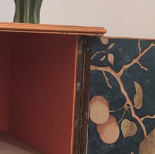 Load image into Gallery viewer, 1042 Beistellschrank Shabby mit Motiv