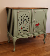 Load image into Gallery viewer, 1045 Barschrank / Weinbar in hellblau mit Strichzeichnung