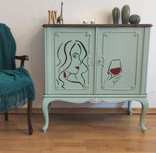 Load image into Gallery viewer, 1045 Barschrank / Weinbar in hellblau mit Strichzeichnung