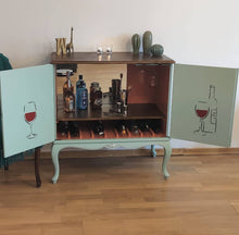 Load image into Gallery viewer, 1045 Barschrank / Weinbar in hellblau mit Strichzeichnung