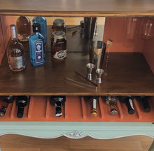 Load image into Gallery viewer, 1045 Barschrank / Weinbar in hellblau mit Strichzeichnung