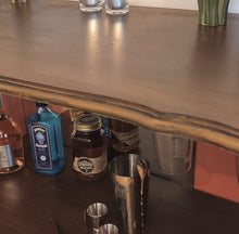 Load image into Gallery viewer, 1045 Barschrank / Weinbar in hellblau mit Strichzeichnung