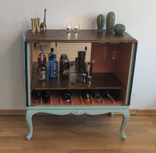 Load image into Gallery viewer, 1045 Barschrank / Weinbar in hellblau mit Strichzeichnung
