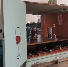 Load image into Gallery viewer, 1045 Barschrank / Weinbar in hellblau mit Strichzeichnung