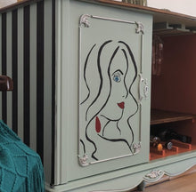 Load image into Gallery viewer, 1045 Barschrank / Weinbar in hellblau mit Strichzeichnung