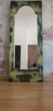 Load image into Gallery viewer, 1048 Antiker Spiegel im rustikalen Look